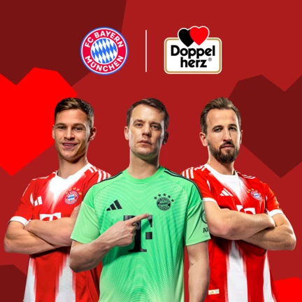 Tre spillere fra FC Bayern München står foran en rød baggrund med geometriske hjerteformer. Fra venstre mod højre: Harry Kane, Jamal Musiala og Manuel Neuer. Over dem ses FC Bayern Münchens logo og Doppelherz-logoet, hvilket indikerer et brandpartnerskab.