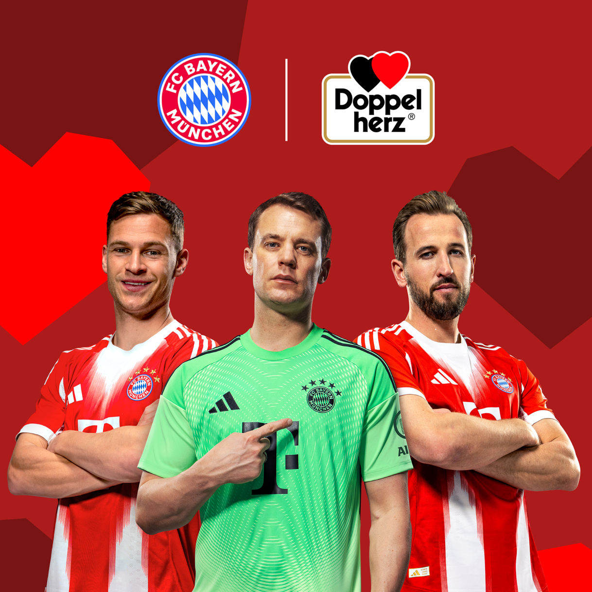 Tre spillere fra FC Bayern München står foran en rød baggrund med geometriske hjerteformer. Fra venstre mod højre: Harry Kane, Jamal Musiala og Manuel Neuer. Over dem ses FC Bayern Münchens logo og Doppelherz-logoet, hvilket indikerer et brandpartnerskab.